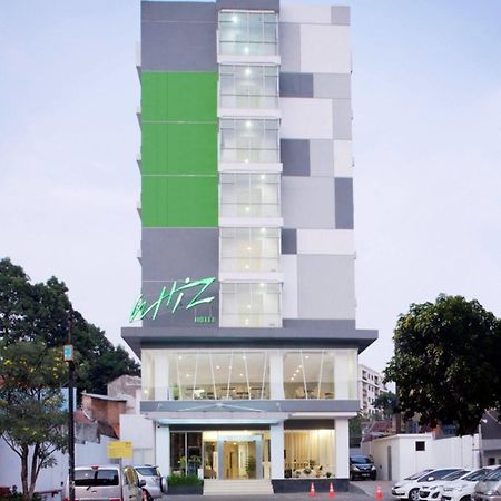 Whiz Hotel Cikini Jakarta Exterior foto