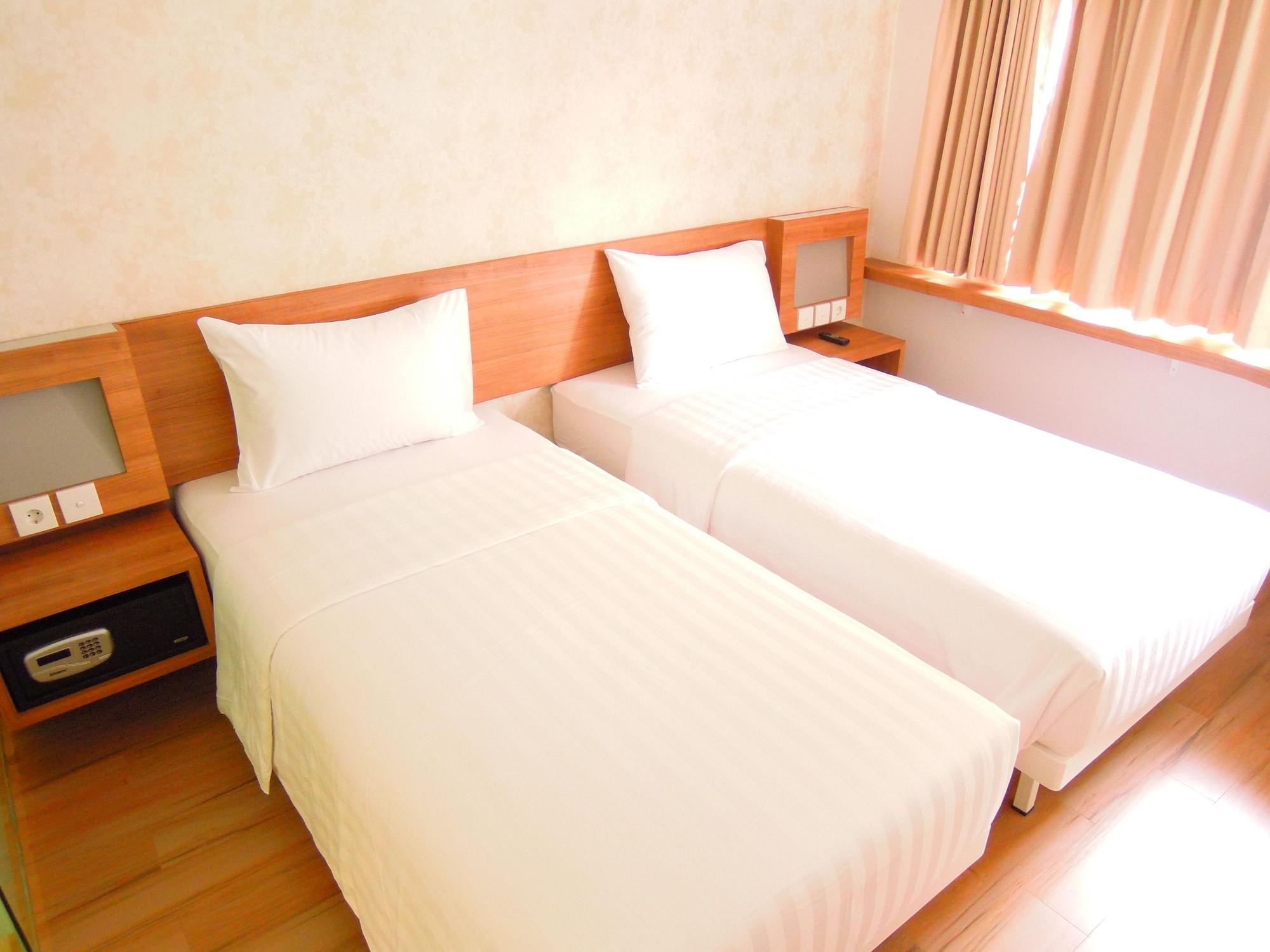 Whiz Hotel Cikini Jakarta Exterior foto