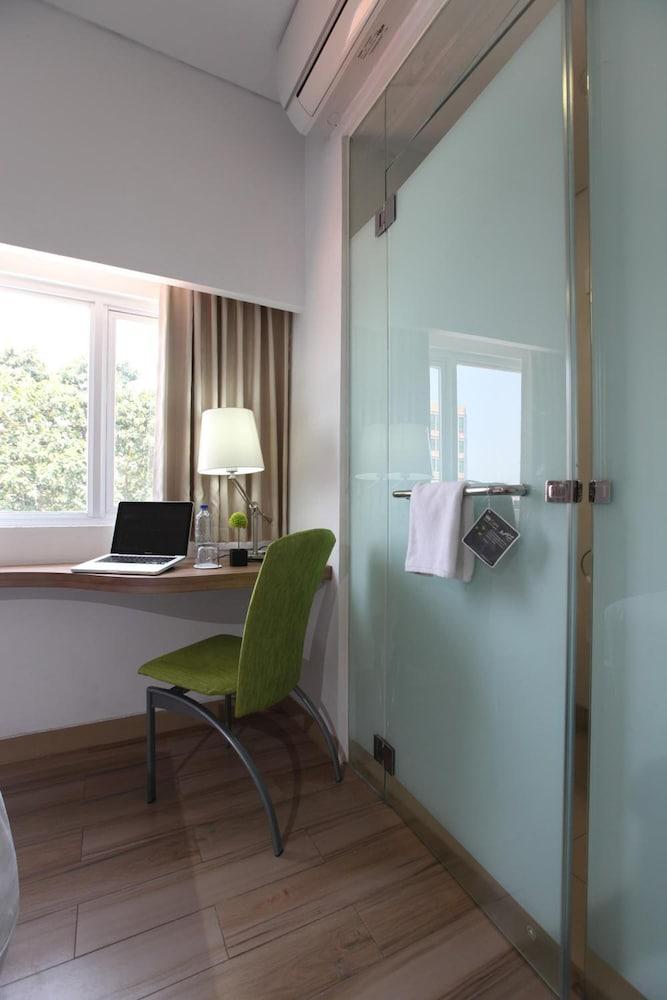 Whiz Hotel Cikini Jakarta Exterior foto