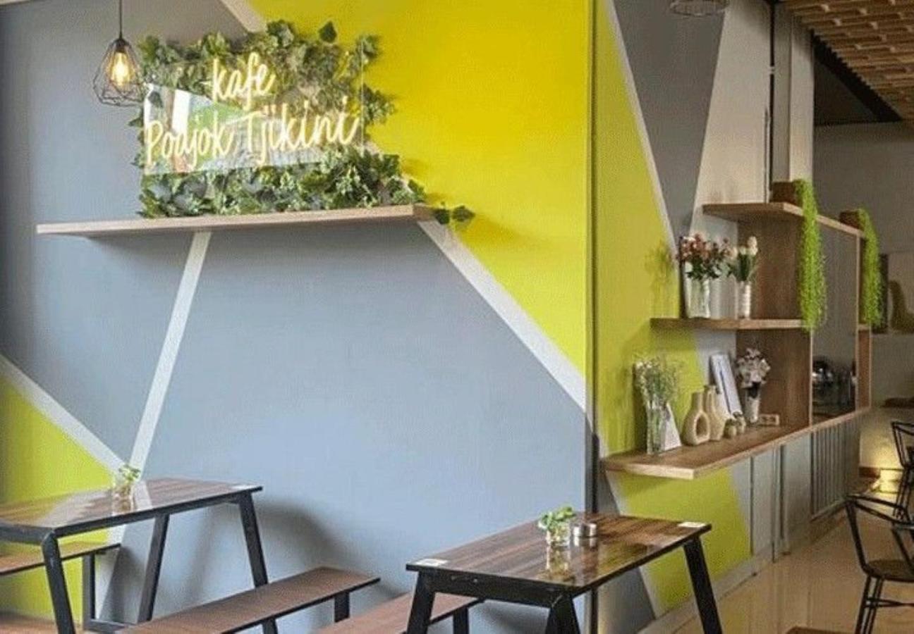 Whiz Hotel Cikini Jakarta Exterior foto