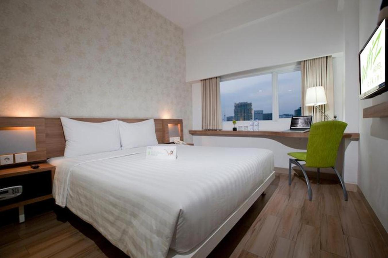 Whiz Hotel Cikini Jakarta Exterior foto