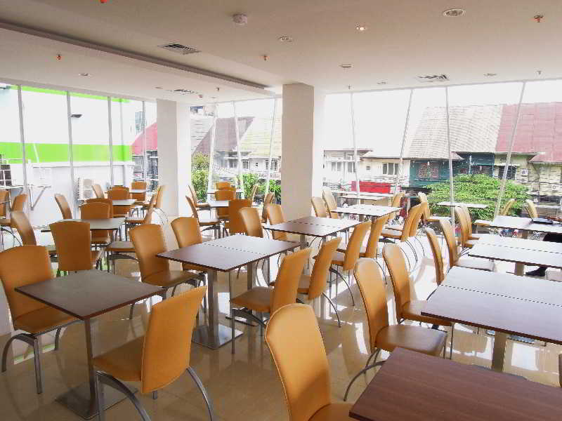 Whiz Hotel Cikini Jakarta Exterior foto
