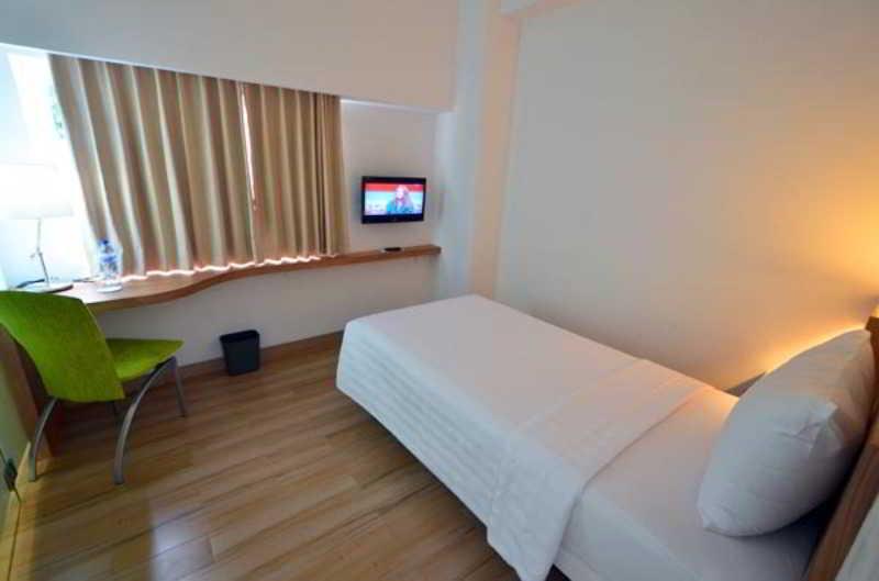 Whiz Hotel Cikini Jakarta Exterior foto