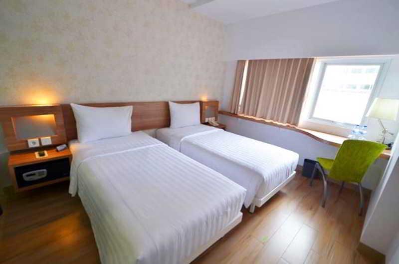 Whiz Hotel Cikini Jakarta Exterior foto