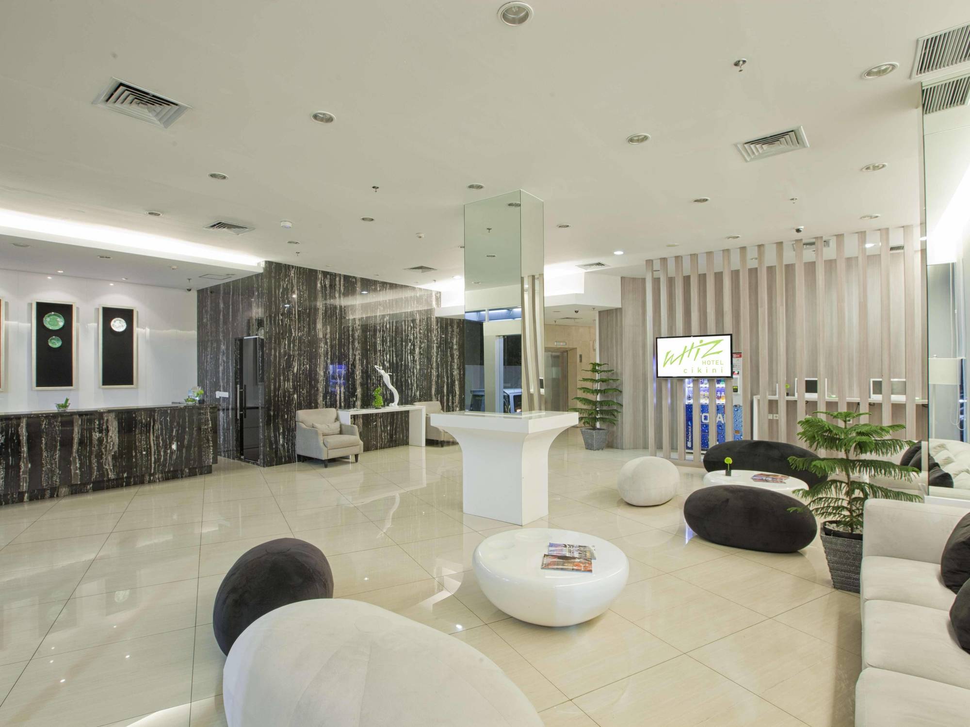 Whiz Hotel Cikini Jakarta Exterior foto