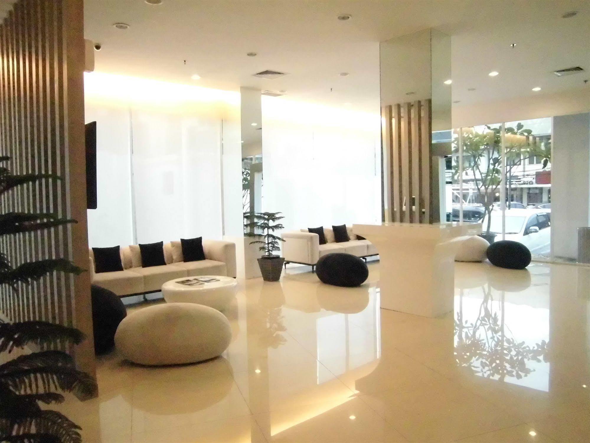 Whiz Hotel Cikini Jakarta Exterior foto