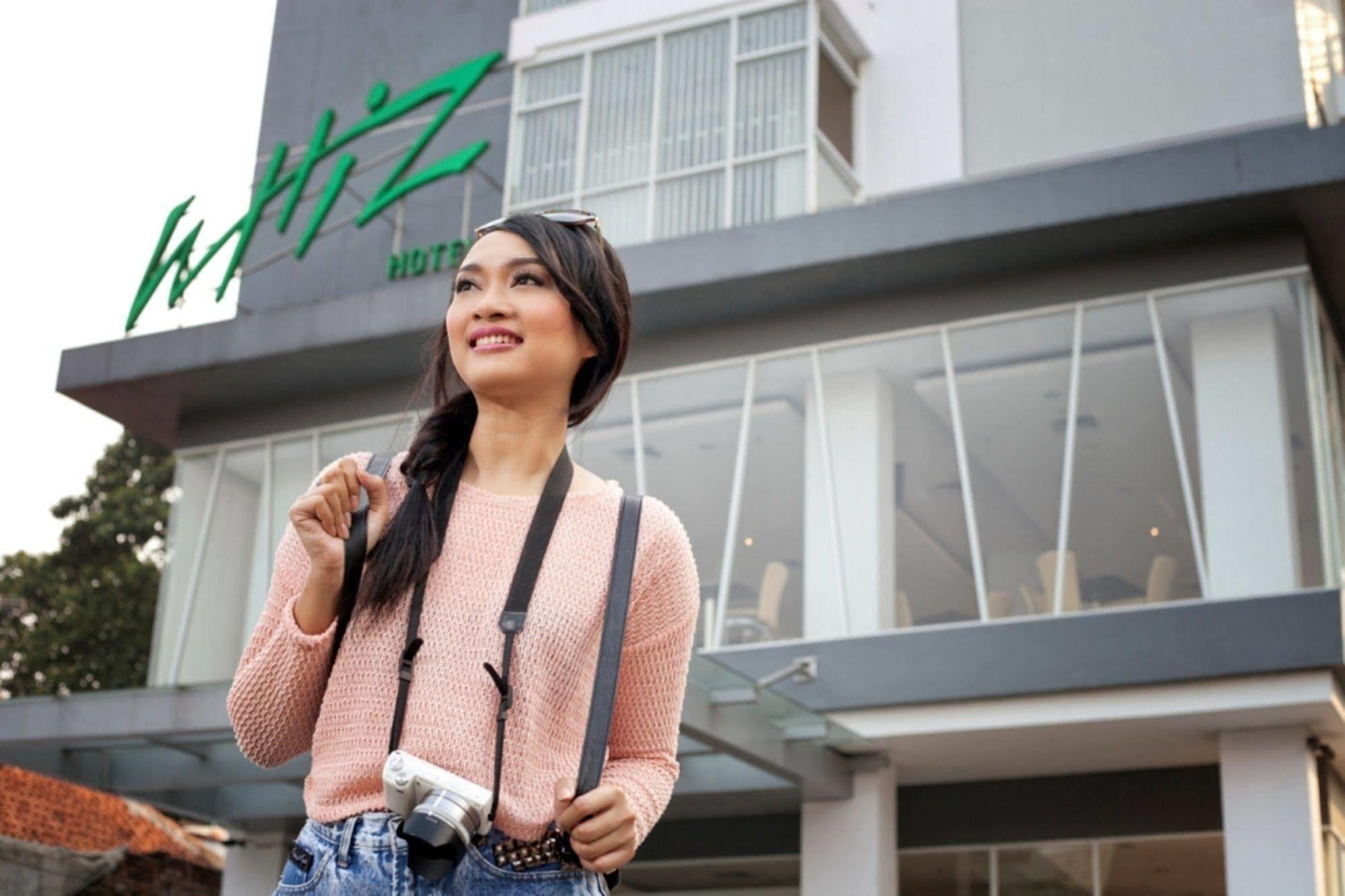 Whiz Hotel Cikini Jakarta Exterior foto
